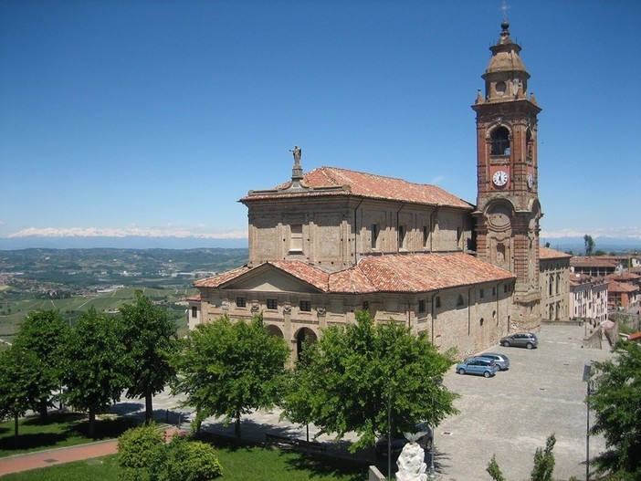 La chiesa nel centro storico di Diano d'Alba