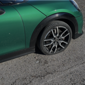 La ruota bucata dopo aver preso la buca sull'asfalto