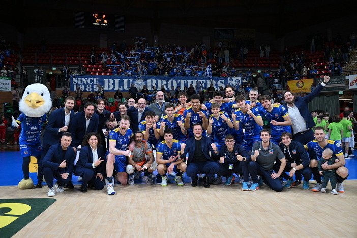 Cuneo esulta dopo la vittoria al tie break su Monza (Foto Ninotto, Giraudo, Bramardi) Cuneo esulta dopo la vittoria al tie break su Monza (Foto Ninotto, Giraudo, Bramardi)
