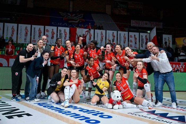 VOLLEY A1F / Honda Cuneo trionfa al tie-break su Bergamo: 5ª vittoria di fila in Challenge Cup VOLLEY A1F / Honda Cuneo trionfa al tie-break su Bergamo: 5ª vittoria di fila in Challenge Cup