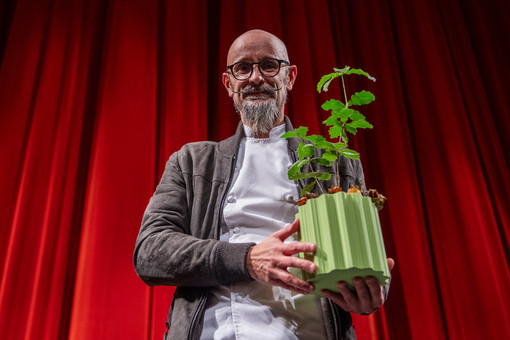 Enrico Crippa, chef di Piazza Duomo, con il Premio &quot;Dawn to Earth&quot; 2025: una pianta di rovere tartufigena