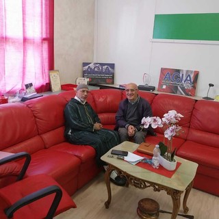 L'imam della Moschea di Alba El Hani Abdelhad insieme a don Domenico Degiorgis, direttore della Caritas albese, durante l'incontro nella sede di Acia Odv