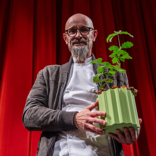 Enrico Crippa, chef di Piazza Duomo, con il Premio "Dawn to Earth" 2025: una pianta di rovere tartufigena Enrico Crippa, chef di Piazza Duomo, con il Premio "Dawn to Earth" 2025: una pianta di rovere tartufigena