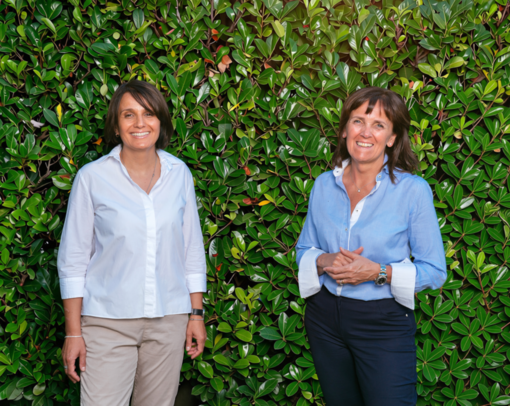 Dopo oltre 30 milioni di euro già investiti tra il 2024 e il 2026, il Gruppo prevede un nuovo piano di investimenti da circa 50 milioni di euro entro il 2030. Da sinistra Roberta ed Emanuela Chiola Dopo oltre 30 milioni di euro già investiti tra il 2024 e il 2026, il Gruppo prevede un nuovo piano di investimenti da circa 50 milioni di euro entro il 2030. Da sinistra Roberta ed Emanuela Chiola