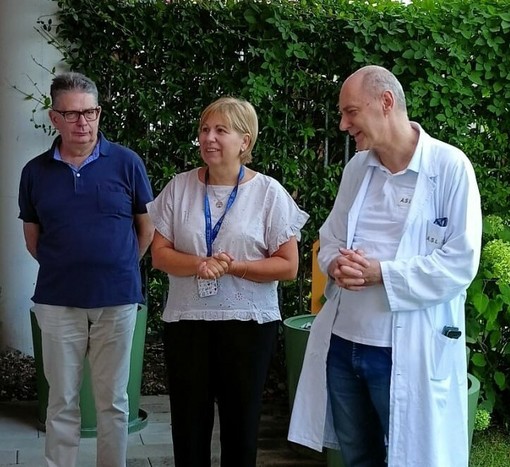 Il dottor Daneluzzo, primo da destra, con la direttrice  generale Paola Malvasio e il direttore sanitario Luca Burroni