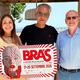 Da sinistra Valentina Moretto, direttrice artistica e creativa di Bra's, Andrea Bocelli e Luigi Barbero, direttore Ascom Bra