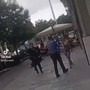 Urla e si scaglia contri i carabinieri che usano il taser in corso Giolitti a Cuneo: il video diventa un caso politico [VIDEO]