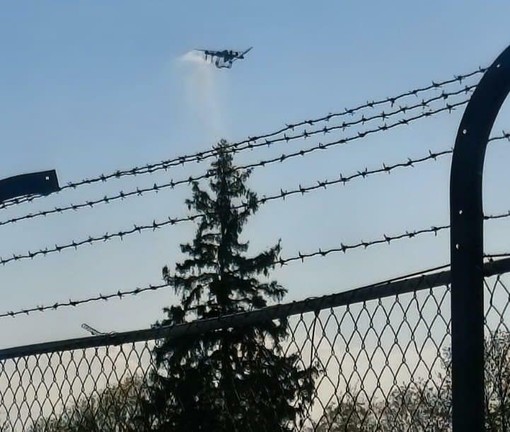 Il drone in volo nei pressi della pista dell'aeroporto cuneese