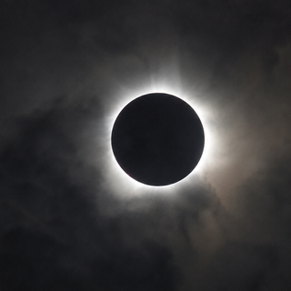 Eclissi solare, il direttore di Oculistica dell'Asl Cn2: "Nessuna protezione fai da te, servono occhiali certificati"