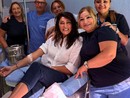 Elisa Isoardi con il personale sanitario dell'ospedale campano durante la donazione