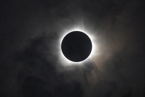 Eclissi solare, il direttore di Oculistica dell'Asl Cn2: "Nessuna protezione fai da te, servono occhiali certificati" Eclissi solare, il direttore di Oculistica dell'Asl Cn2: "Nessuna protezione fai da te, servono occhiali certificati"