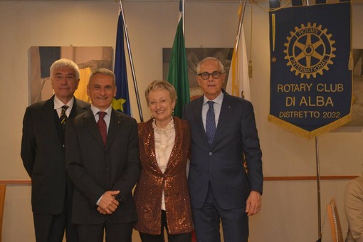 Enrico Strada, Salvatore Paparelli, Piera Arata (Presidente del Rotary Club Alba) e Remo Gattiglia (Past Governor Distretto 2032). Foto di Lucia Ernè
