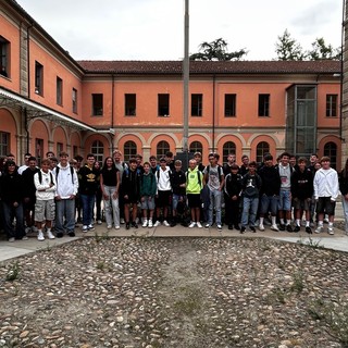 Le classi prime del 2025-26 riunite in cortile al suono della prima campanella