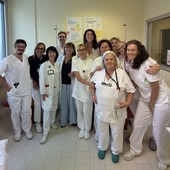 Elisa Isoardi con il personale del reparto Elisa Isoardi con il personale del reparto