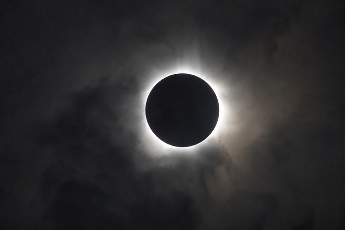 Eclissi solare, il direttore di Oculistica dell'Asl Cn2: "Nessuna protezione fai da te, servono occhiali certificati"