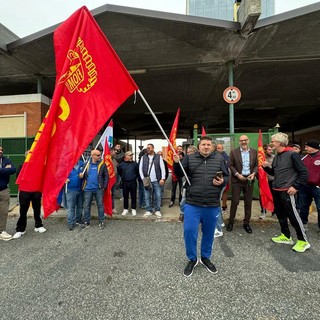Il presidio dei lavoratori di fronte all'ex Ilva di Racconigi