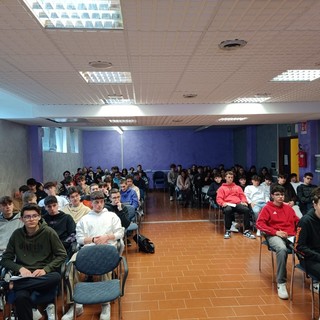 Gli studenti attenti durante l'incontro con l'Ing. Marco Allegretti