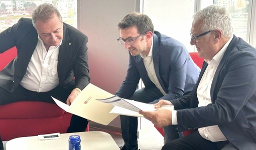 In una foto di archivio il consigliere comunale Emanuele Bolla, con l’assessore regionale al turismo Paolo Bongioanni e il consigliere provinciale al turismo Rocco Pulitanò In una foto di archivio il consigliere comunale Emanuele Bolla, con l’assessore regionale al turismo Paolo Bongioanni e il consigliere provinciale al turismo Rocco Pulitanò