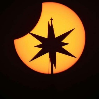 Eclissi parziale di Sole a Torino nel 2022 (foto di Valerio Minato) Eclissi parziale di Sole a Torino nel 2022 (foto di Valerio Minato)