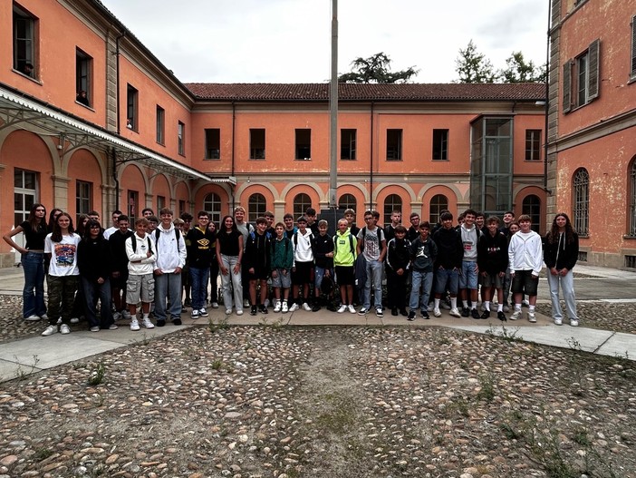 Le classi prime del 2025-26 riunite in cortile al suono della prima campanella