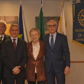 Enrico Strada, Salvatore Paparelli, Piera Arata (Presidente del Rotary Club Alba) e Remo Gattiglia (Past Governor Distretto 2032). Foto di Lucia Ernè