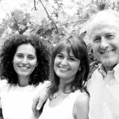 Enrico Scavino qui con le figlie Enrica ed Elisa (Facebook) Enrico Scavino qui con le figlie Enrica ed Elisa (Facebook)