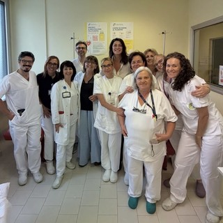 Elisa Isoardi con il personale del reparto