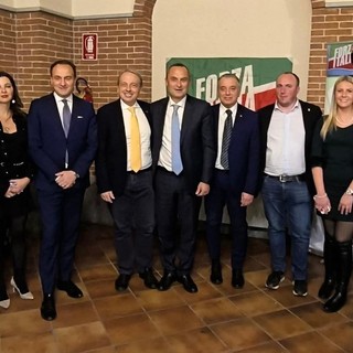 Forza Italia, foto di gruppo in occasione della cena di Natale 2025