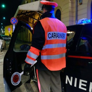 Pattuglia dei Carabinieri impegnata in un controllo a Fossano, immagine di repertorio Pattuglia dei Carabinieri impegnata in un controllo a Fossano, immagine di repertorio