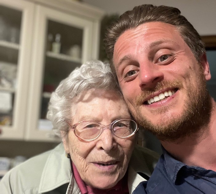 Fulvio Marino con nonna Rina nella foto che il conduttore televisivo ha pubblicato su Facebook Fulvio Marino con nonna Rina nella foto che il conduttore televisivo ha pubblicato su Facebook