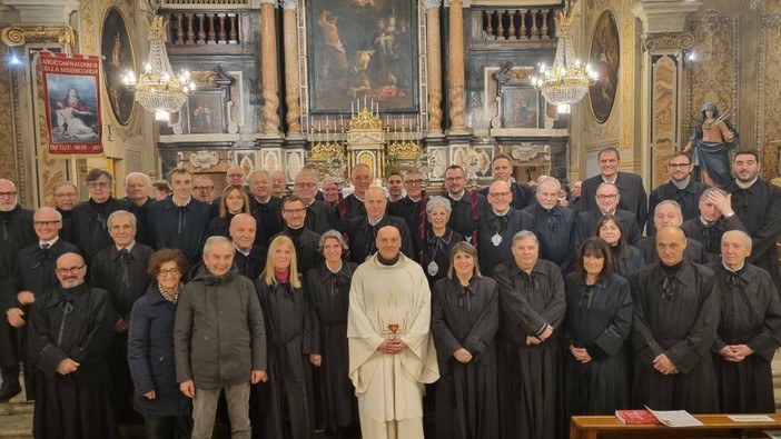 Foto di gruppo dei Battuti Neri di Bra, al termine della celebrazione