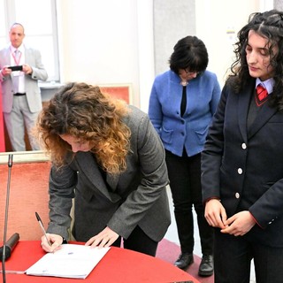 Il momento della firma del verbale di giuramento