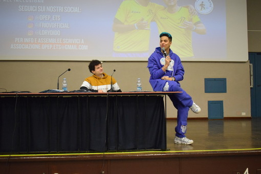 Al microfono Frio con accanto il content creator Lorydido