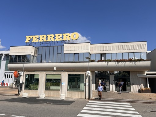 L'ingresso dello stabilimento Ferrero di Alba L'ingresso dello stabilimento Ferrero di Alba