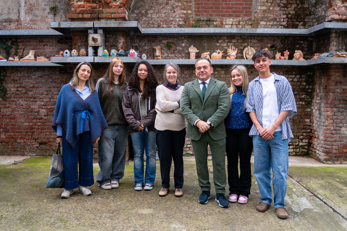 La prof.ssa Giosuella Serafino, Sofia Cupaiolo, Janeth Kajiti, la prof.ssa Ilaria Colombo, il DS Roberto Buongarzone, Stella Danusso e Riccardo Musu. 