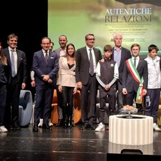 (Foto di gruppo sul palco del Sociale) (Foto di gruppo sul palco del Sociale)
