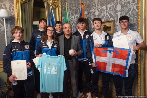 Il vicepresidente regionale Franco Graglia consegna le maglie Il vicepresidente regionale Franco Graglia consegna le maglie