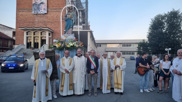 Il clero e il sindaco di Bra, che hanno onorato Maria Ausiliatrice insieme a tanti fedeli Il clero e il sindaco di Bra, che hanno onorato Maria Ausiliatrice insieme a tanti fedeli