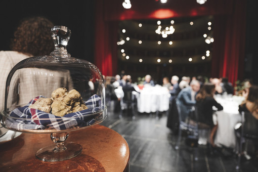 Alba, il Teatro Sociale si trasforma in un ristorante per le “Cene Insolite” del Tartufo Bianco