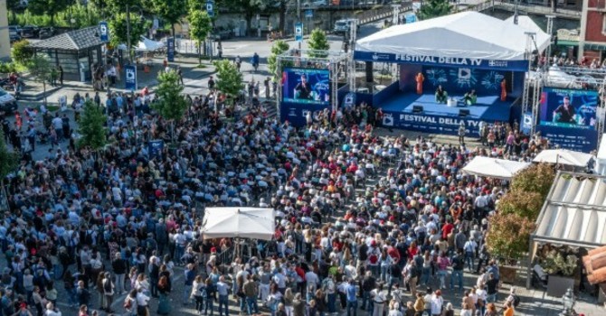 Dogliani accende il Festival della Tv: al via la quindicesima edizione con “Dialoghi Coraggiosi”