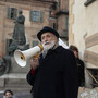 Carlin Petrini, qui ritratto durante un "Fridays for future" promosso dagli studenti di  Pollenzo di fronte al municipio di Bra