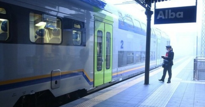 Treno in partenza dalla stazione di Alba