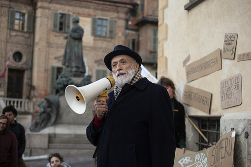 Carlin Petrini, qui ritratto durante un "Fridays for future" promosso dagli studenti di  Pollenzo di fronte al municipio di Bra