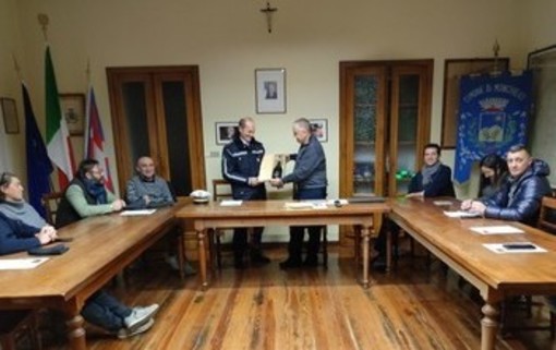 Flavio Iannitello (al centro da sinistra), Comandante della Polizia Locale dell'Unione dei Comuni, riceve la pergamena in onore del suo servizio durato 39 anni