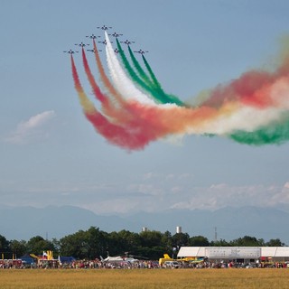 Buon anniversario al nostro Tricolore con le prodezze aeree delle Frecce (foto di Valerio Minato) Buon anniversario al nostro Tricolore con le prodezze aeree delle Frecce (foto di Valerio Minato)