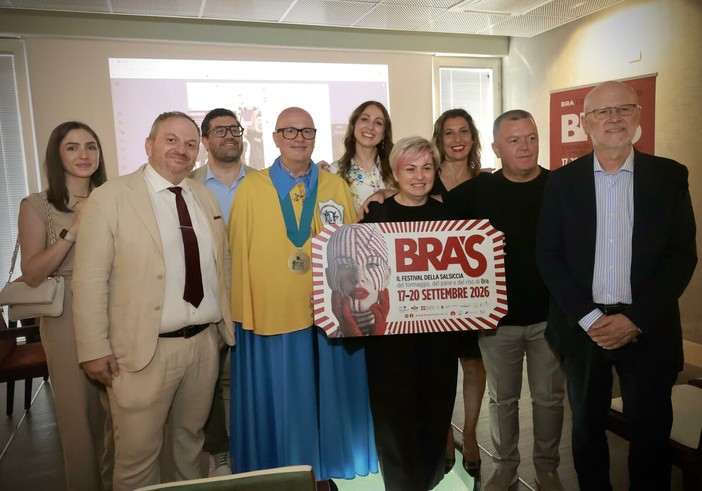 Foto di gruppo al termine della presentazione tenuta ieri alle cantine Ascheri di Bra
