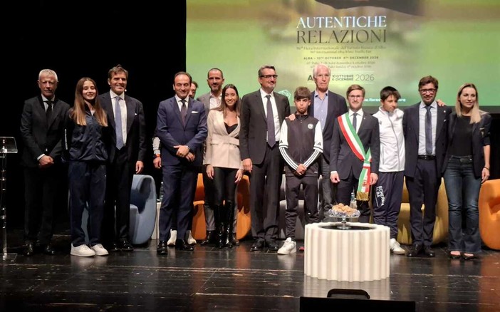 (Foto di gruppo sul palco del Sociale) (Foto di gruppo sul palco del Sociale)