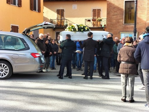 A San Lorenzo di Peveragno l'ultimo saluto a Romina Colombero sulle note de &quot;La prima cosa bella&quot;