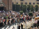 Il corteo del funerale di Madre Elvita a Saluzzo davanti al Duomo
