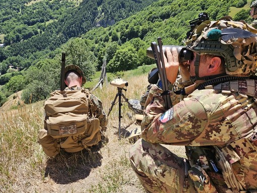 Team specializzato nel supporto aereo di diverse nazioni durante un'attività addestrativa congiunta Team specializzato nel supporto aereo di diverse nazioni durante un'attività addestrativa congiunta